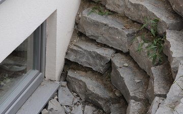 Kellerschacht mit Natursteinen verziert 
